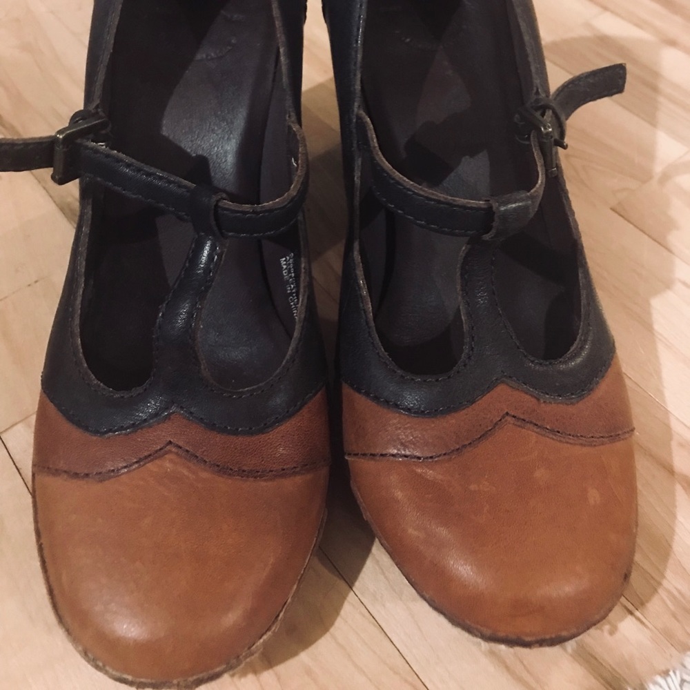 Frye Mary Jane style heels is size 7